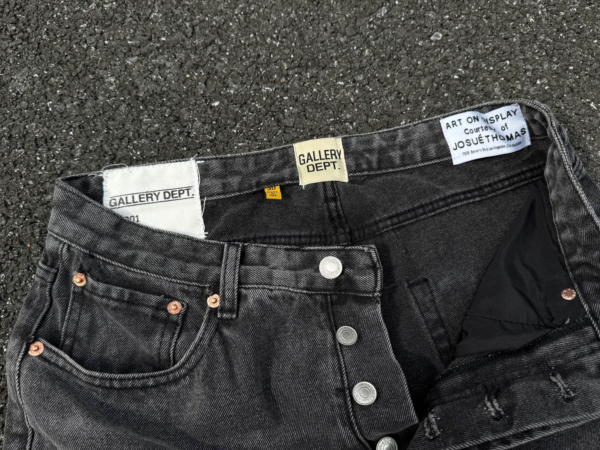 P246💰G990 GALLERY DEPT Denim Flared Jeans Washed and Distressed Spliced ​​Jeans Denim Washing Factory. During this process, the owner of the washing factory helped introduce a boss who once worked for Levi OEM and started his own business. This also paved the way for the following styles. Therefore, Levi's remodeled single product for the base plate is really familiar. Whether it is the fabrics supplied or the lathes used in production, there is nothing to choose from. -Color: Black -Size: S-XXL (corresponding to 28-36)
